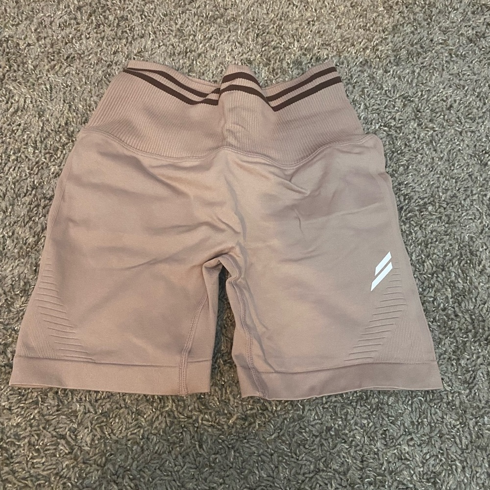 New tan DOYOUEVEN medium butt scrunch biker shorts